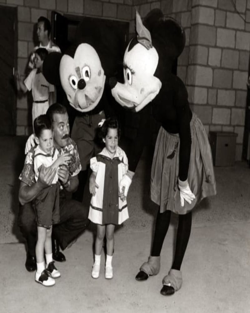 55 Strange Vintage Photos of Disneyland Characters That Will Give You ...